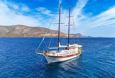 5 cabins yacht life is life 