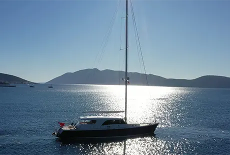 viaggio 2 yacht starboard side view