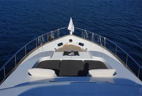 front sitting area kuum motor yacht 