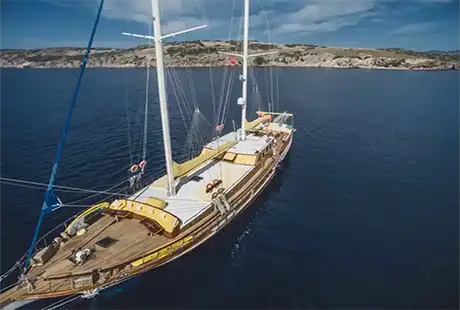 gulet yacht parss anchored in bay
