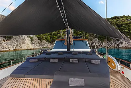 motor sailer yacht mio vento front deck sunbeds