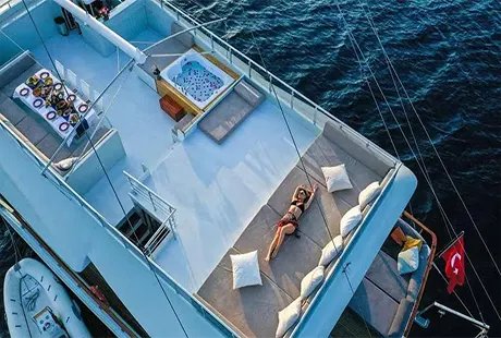 freedom yacht flybridge by day
