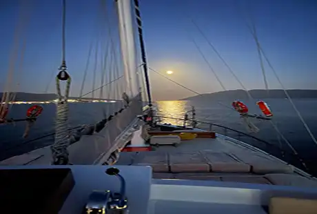 moonlight on the boat fatos