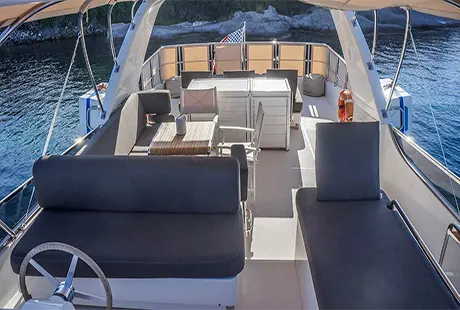 motor yacht kuum flybridge view 