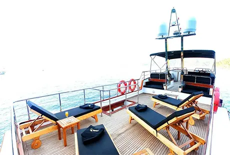 trawler maske 3 flybridge sunbathing area 