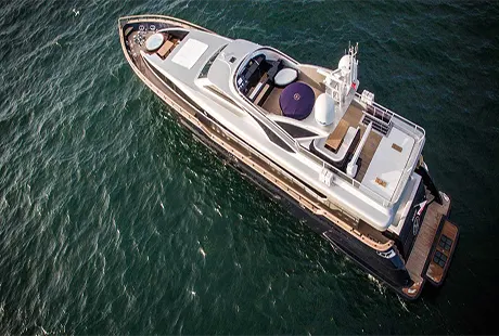 veduta dal top yacht a motore harun 
